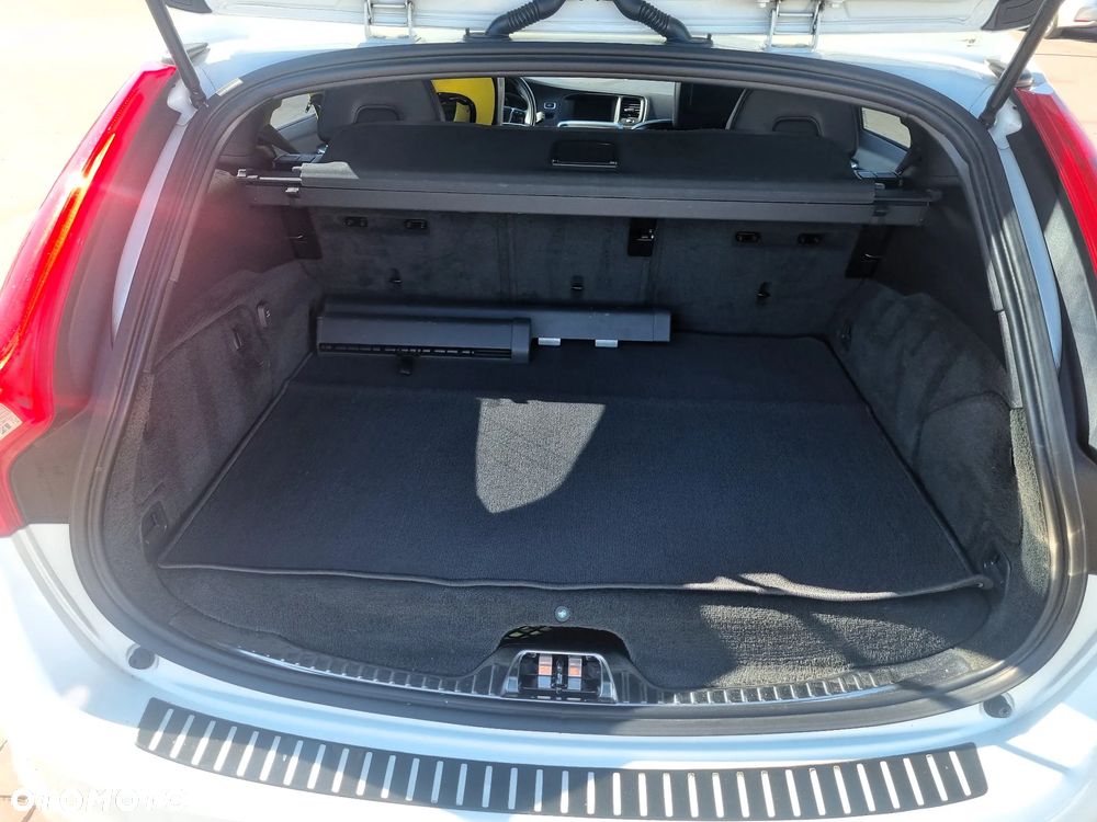 Volvo V60 D6 AWD Plug-in Hybrid R-Design Summum - 28