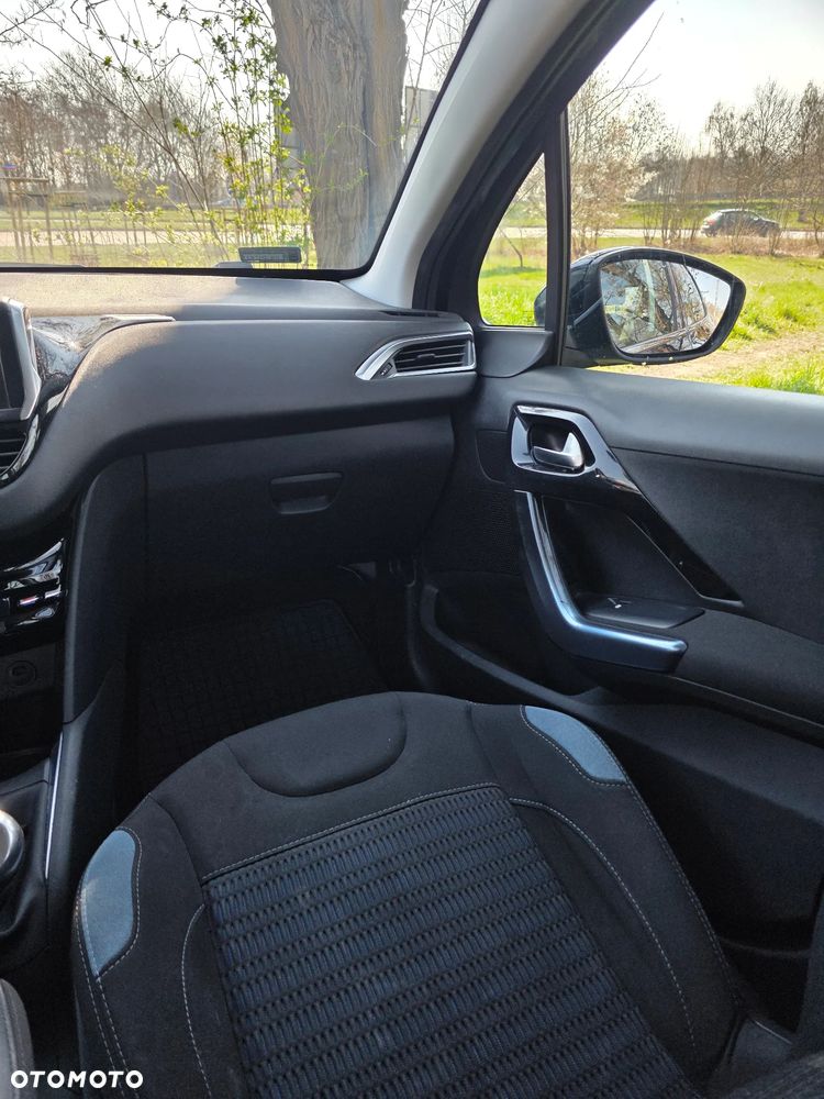Peugeot 208 - 16