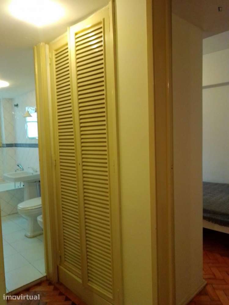 Quarto - localizado em Roma-Areeiro Lisbon - Grande imagem: 4/12