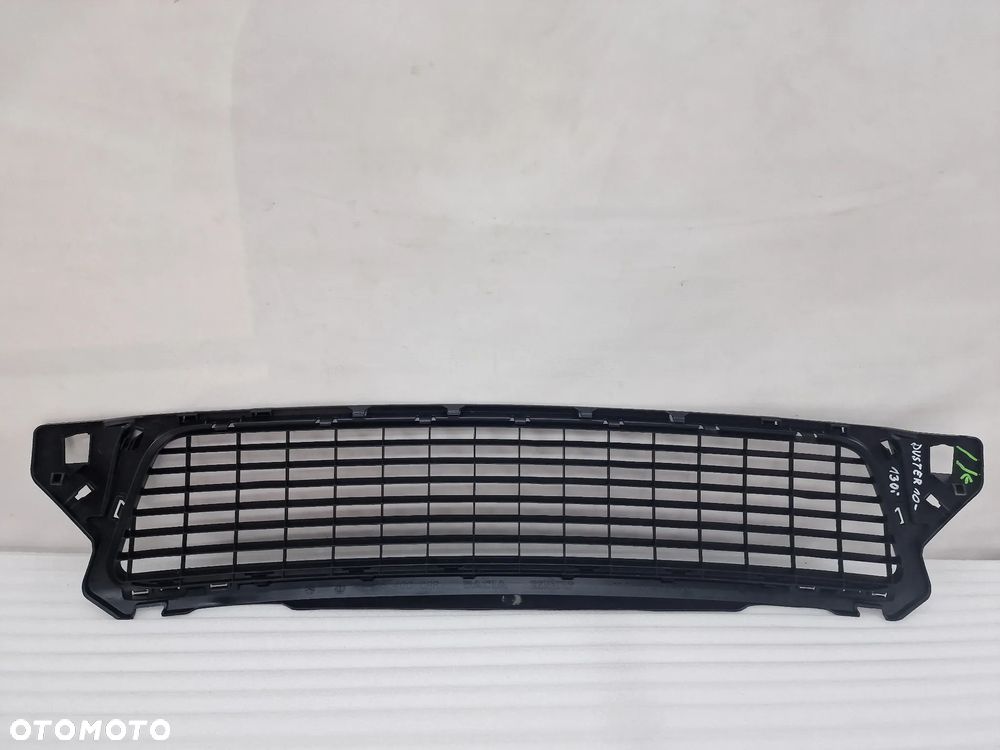 DACIA DUSTER I 10-13 KRATKA ŚRODKOWA ZDERZKA PRZEDNIEGO , NR 622540008R , NR AUKCJI K276 - 7
