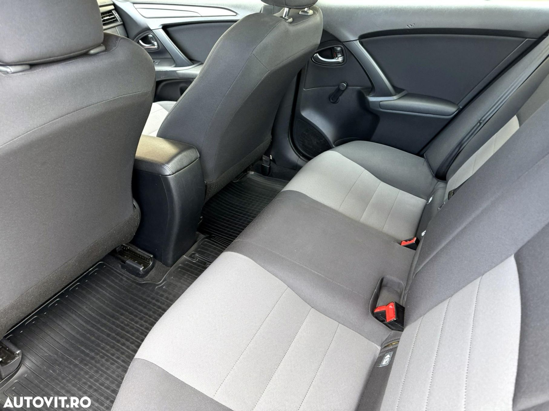 Toyota Avensis - 11
