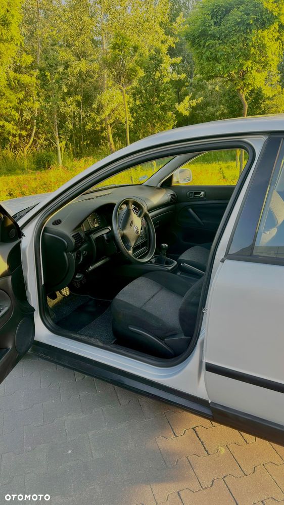 Volkswagen Passat 1.6 - 12