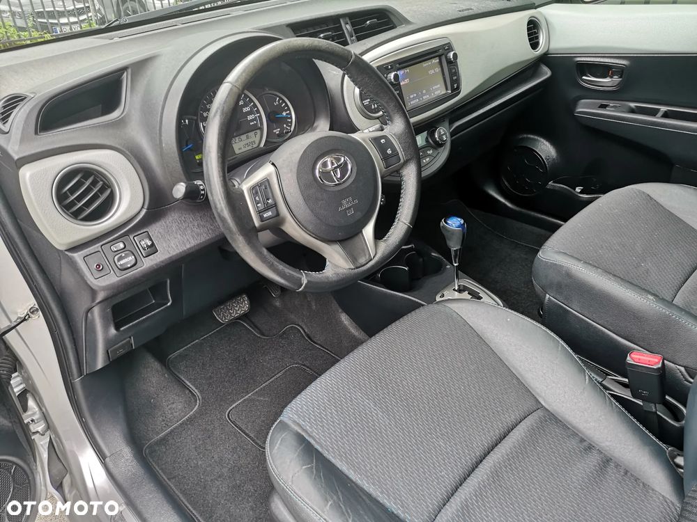 Toyota Yaris Hybrid 100 Premium - 12