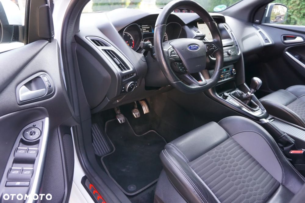 Ford Focus Turnier 2.0 EcoBoost ST mit Leder-Sport-Paket - 11