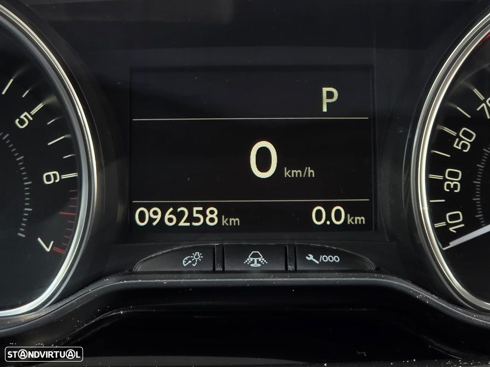 Peugeot 2008 1.2 PureTech Allure EAT6 - 22