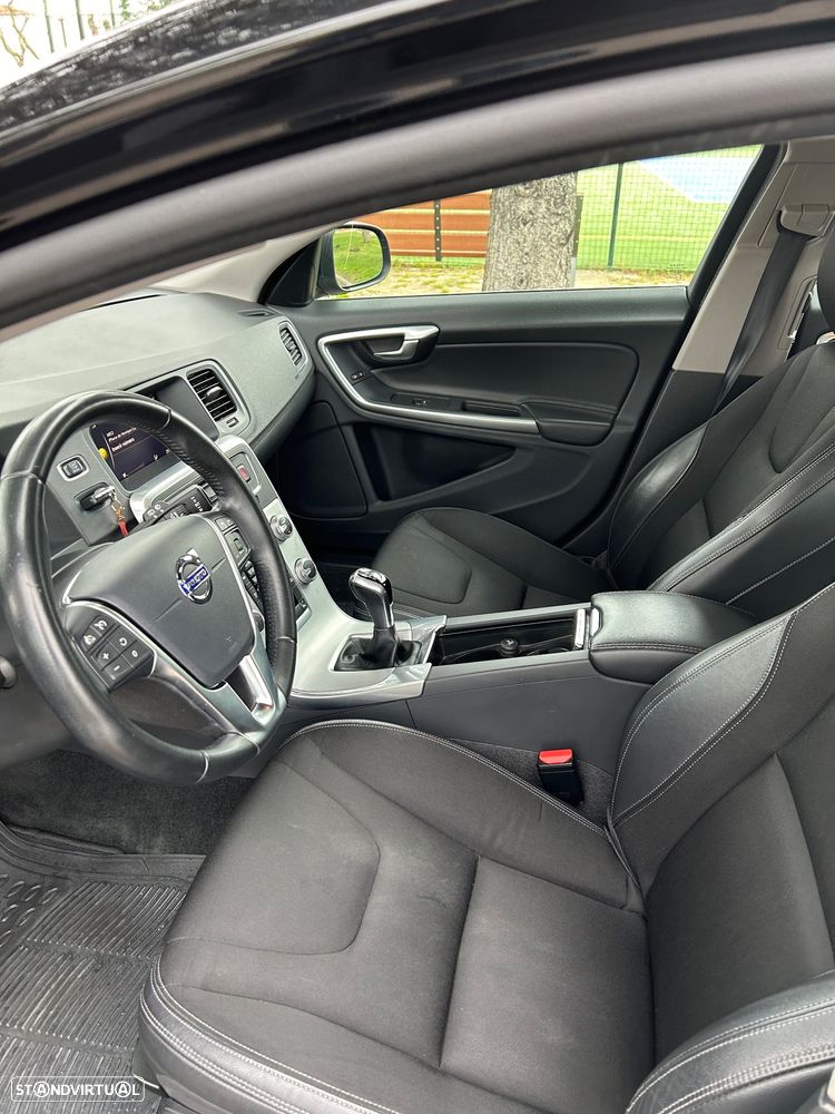 Volvo V60 2.0 D2 Momentum - 3
