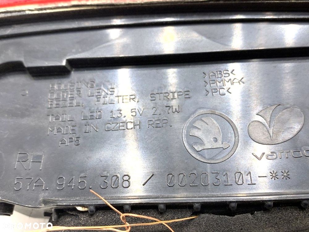 LAMPA TYŁ PRAWA WEWNĘTRZNA  SKODA KAROQ (NU7, ND7) 2017 - 2022 2.0 TSI 4x4 140 kW [190 KM] benzyna - 3