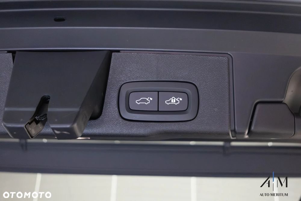 Volvo XC 60 B4 D AWD Ultimate Dark - 36