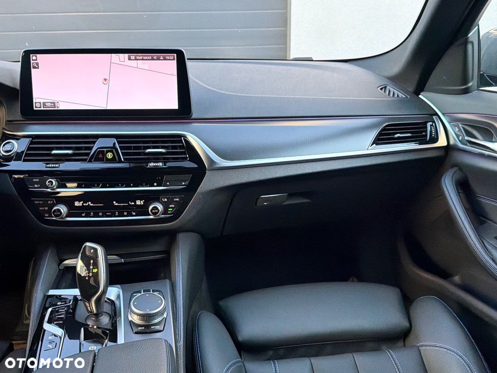BMW Seria 5 530e xDrive sport - 14