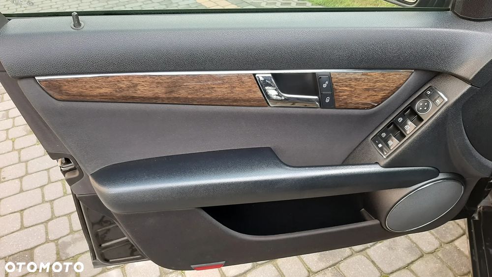 Mercedes-Benz Klasa C 180 BlueEFFICIENCY Elegance - 35