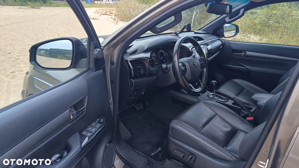 Toyota Hilux 2.8 D-4D Double Cab Invincible Sport 4x4 - 5