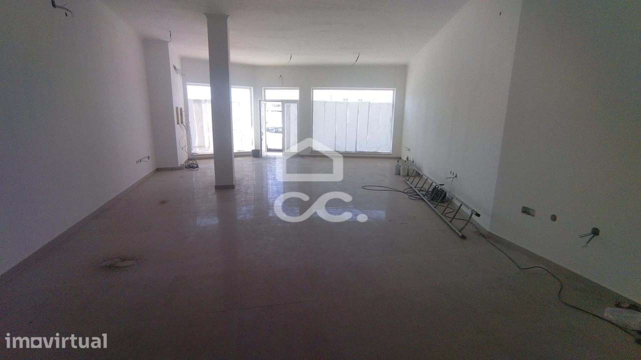 Loja com 200m2 de área no centro da Vila de Pataias-Alcobaça. - Grande imagem: 2/5