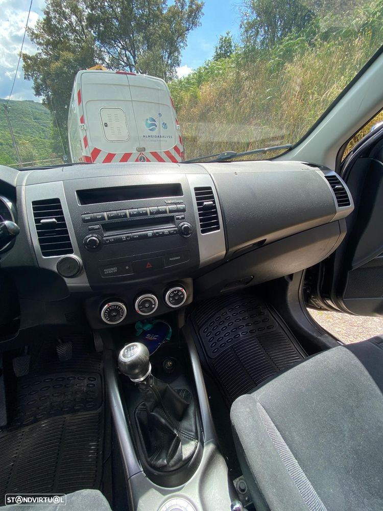 Mitsubishi Outlander 2.0 DI-D SW 4WD - 20