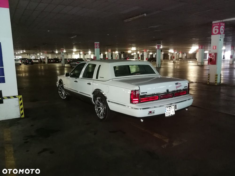Lincoln Town Car - 4