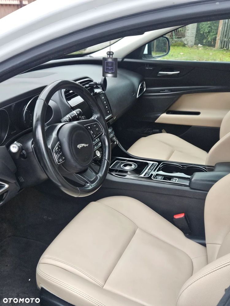 Jaguar XE P250 S - 6