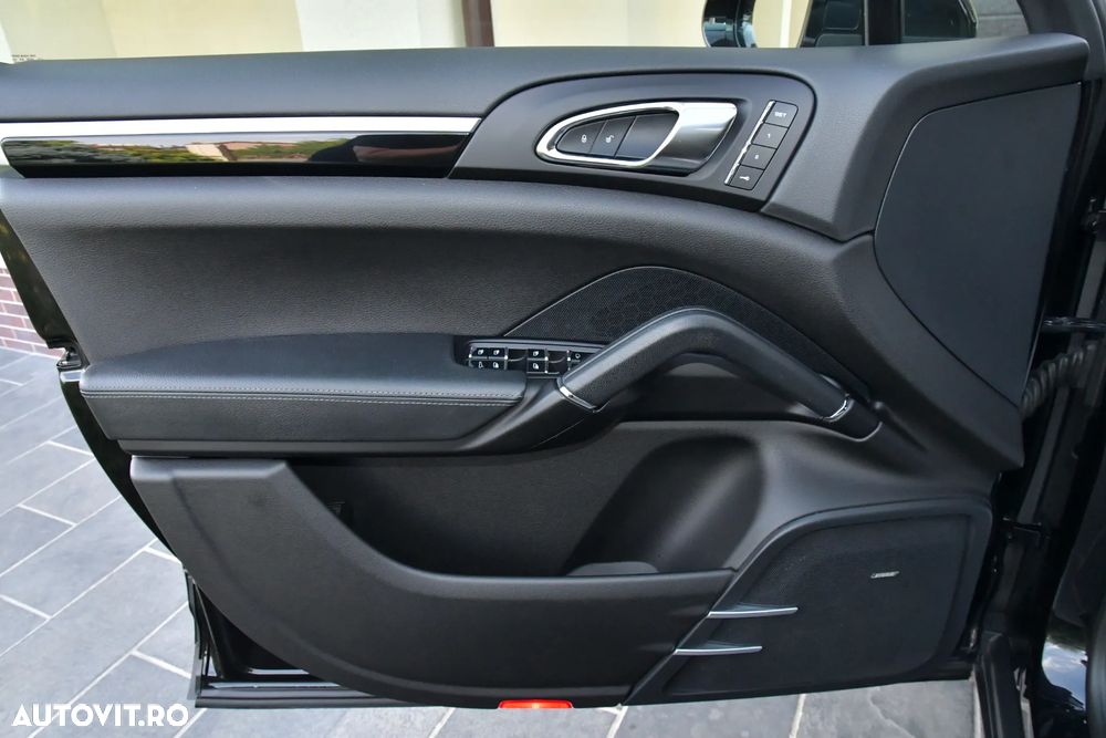 Porsche Cayenne 3.0 L - 12
