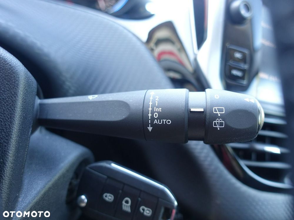 Peugeot 2008 1.2 Pure Tech Style S&S - 21