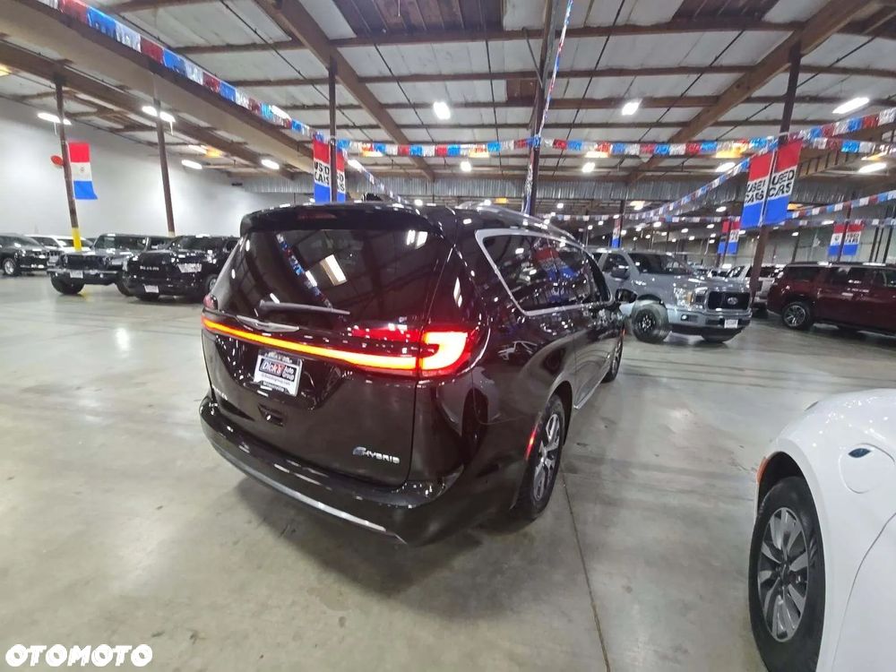 Chrysler Pacifica - 4