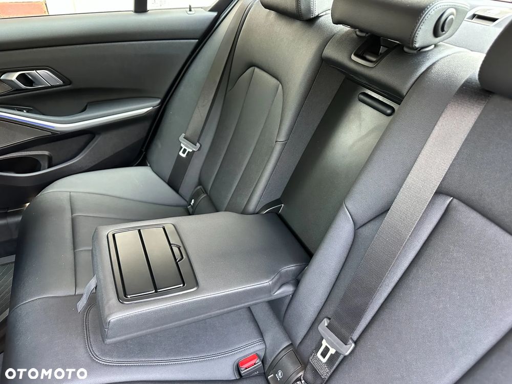 BMW Seria 3 330i xDrive M Sport - 27