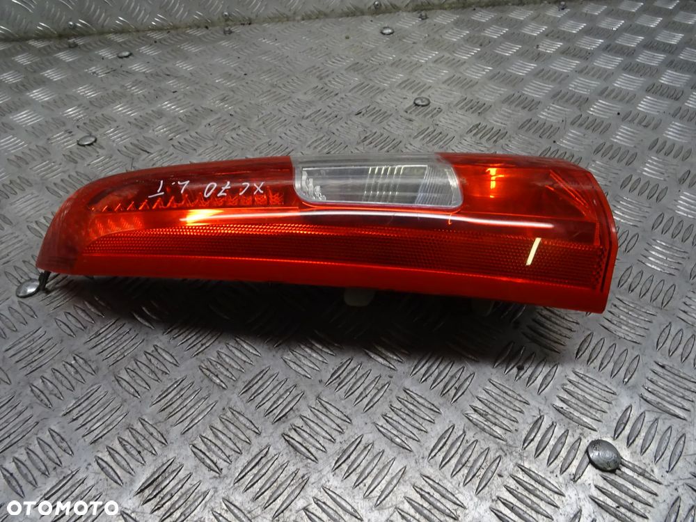 VOLVO XC70 01-07 2.5T 210KM  LAMPA TYŁ TYLNA PRAWA LEWA - 17