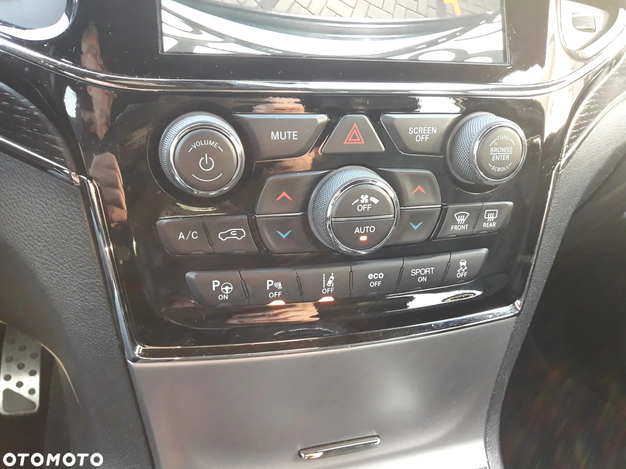 Jeep Grand Cherokee 5.7 V8 HEMI Overland Summit - 23