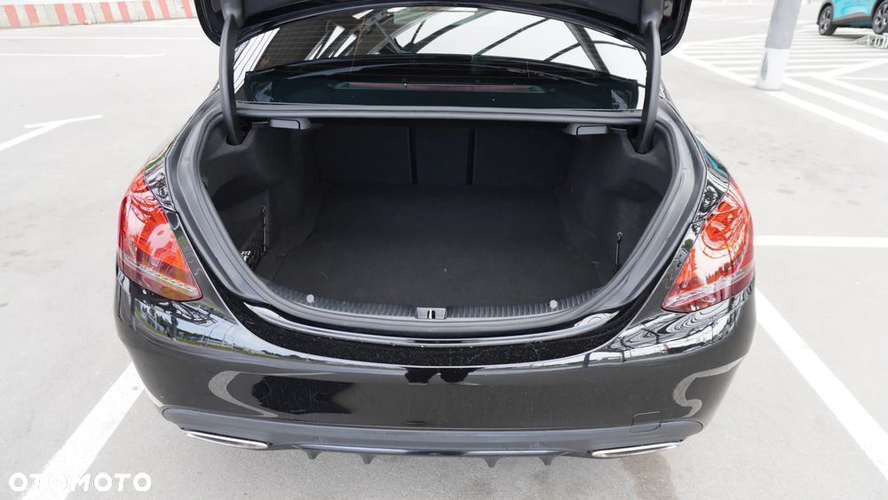 Mercedes-Benz Klasa C 300 9G-TRONIC AMG Line - 13