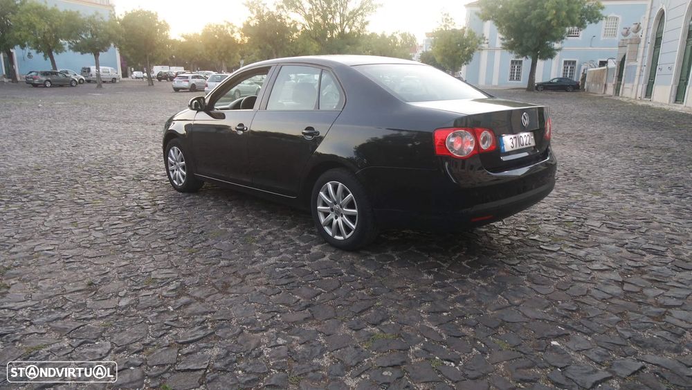 VW Jetta 1.6 TDi Confortline - 3