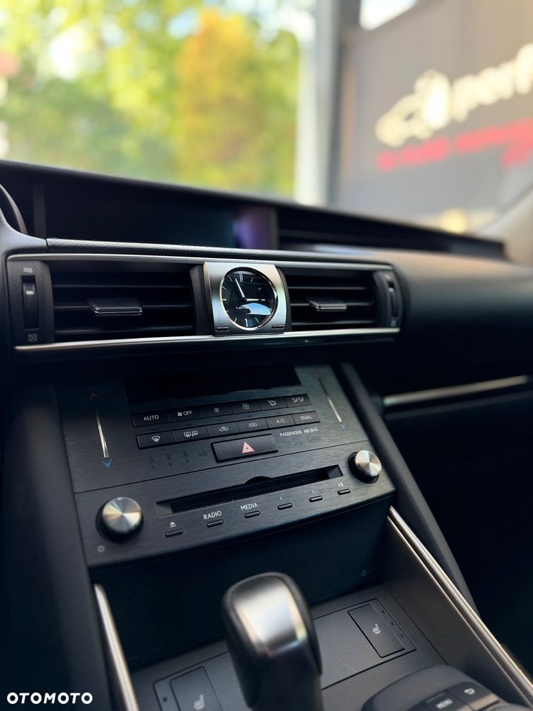 Lexus IS 300h Elegance - 13