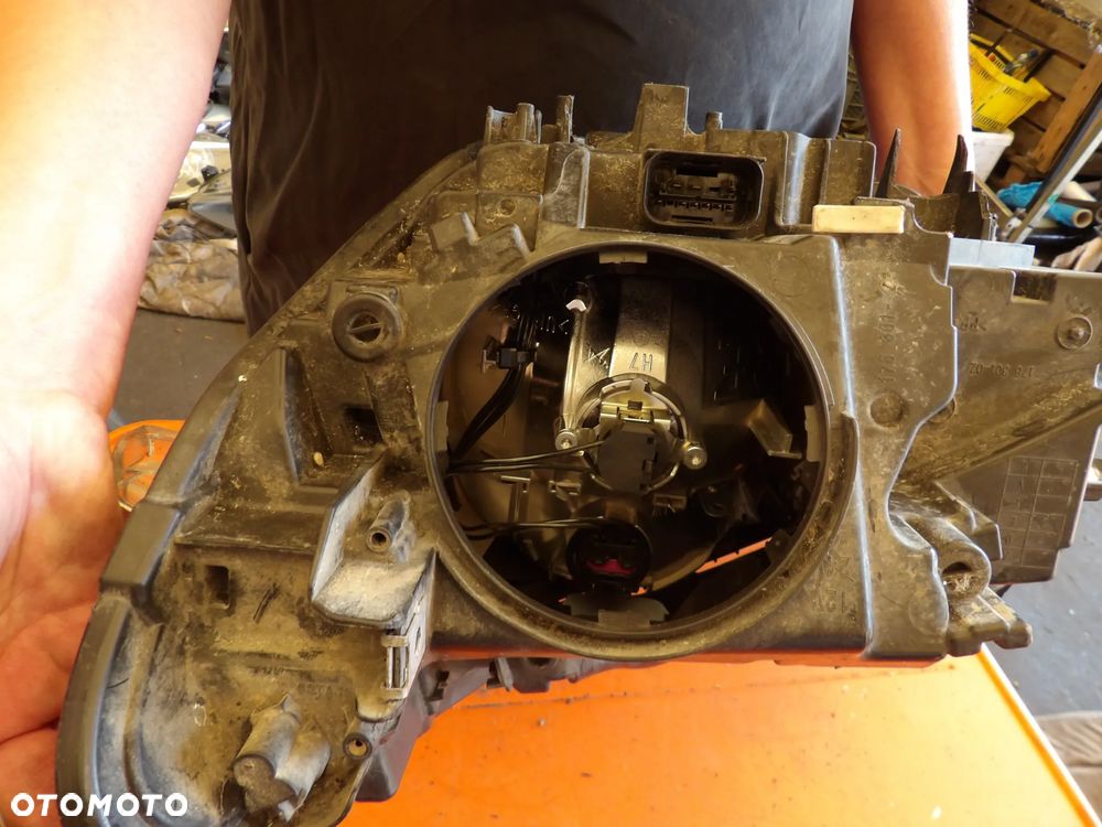 BMW - F20 - H7 - UŁAMANY UCHWYT - BRUDNA W ŚRODKU - PRAWA LAMPA PRZEDNIA - EUROPA - 7229672 - 9