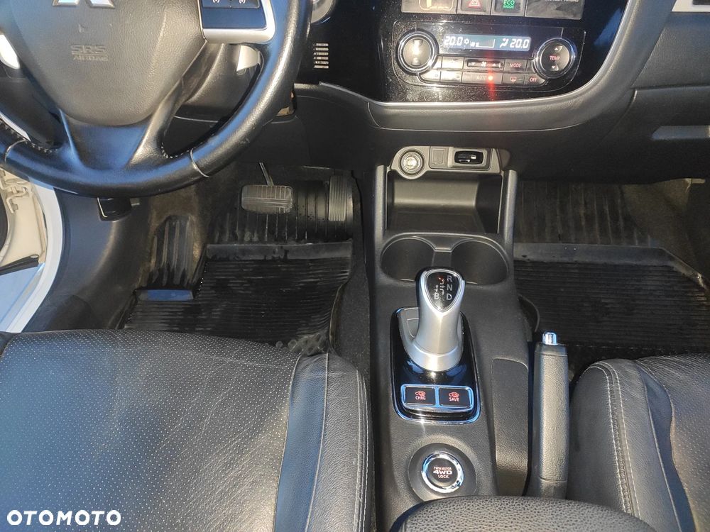 Mitsubishi Outlander Instyle NAVI + - 7