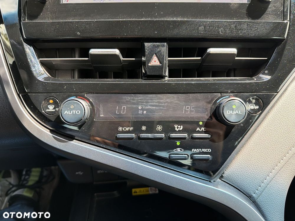 Toyota Camry 2.5 Hybrid Executive CVT - 21