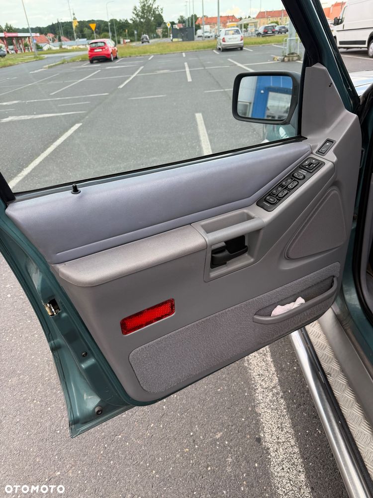 Ford Explorer Standard - 6