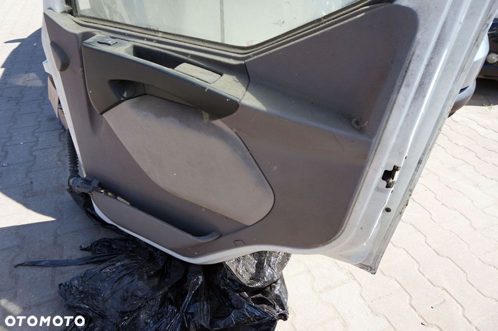 DRZWI PRZEDNIE PRAWE  KOMPLETNE EURO 6 BIAŁY DAF LF - 20