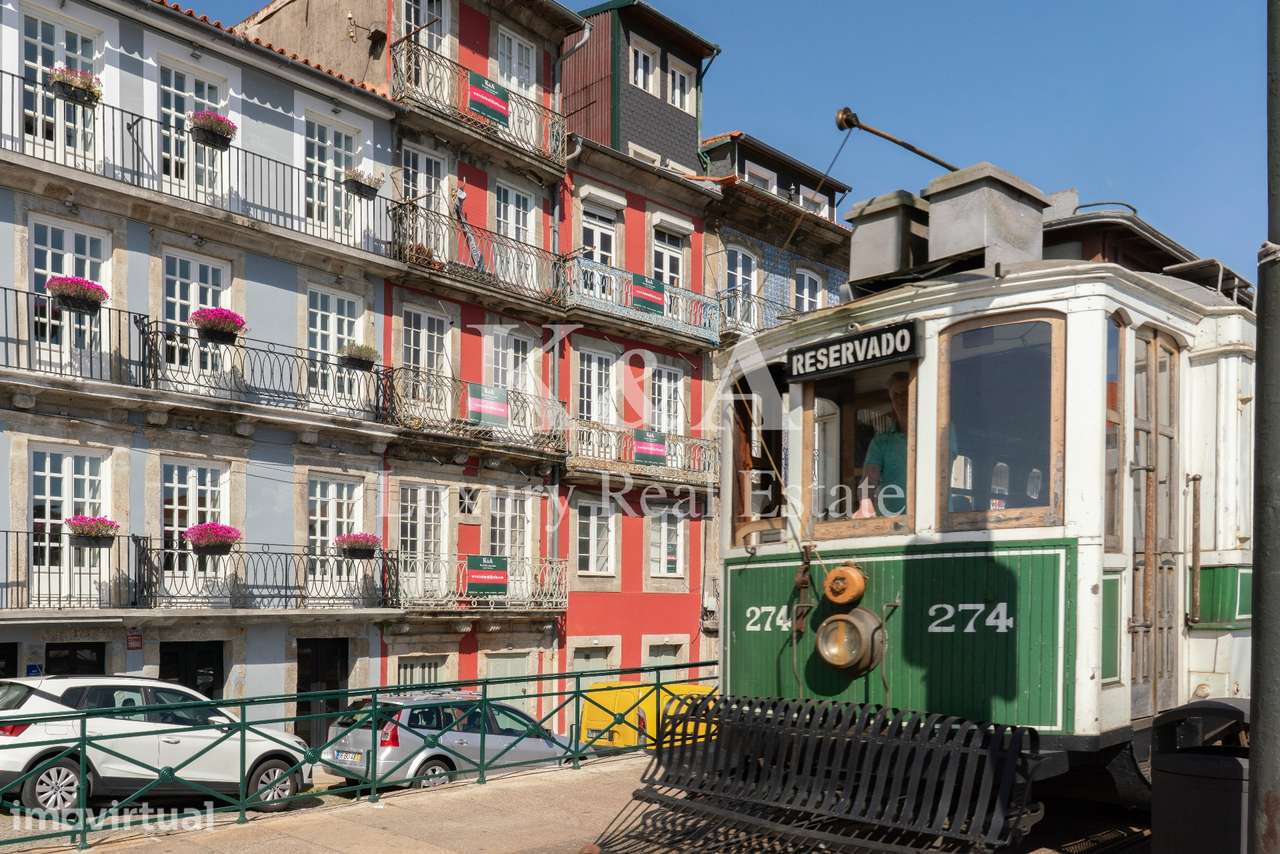 Dois prédios contíguos na zona histórica do Porto, com vistas diretas - Grande imagem: 2/6