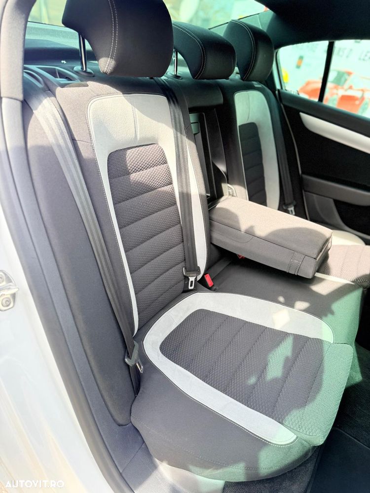 Volkswagen Passat 2.0 TDI DSG BlueMotion Technology R-Line - 13