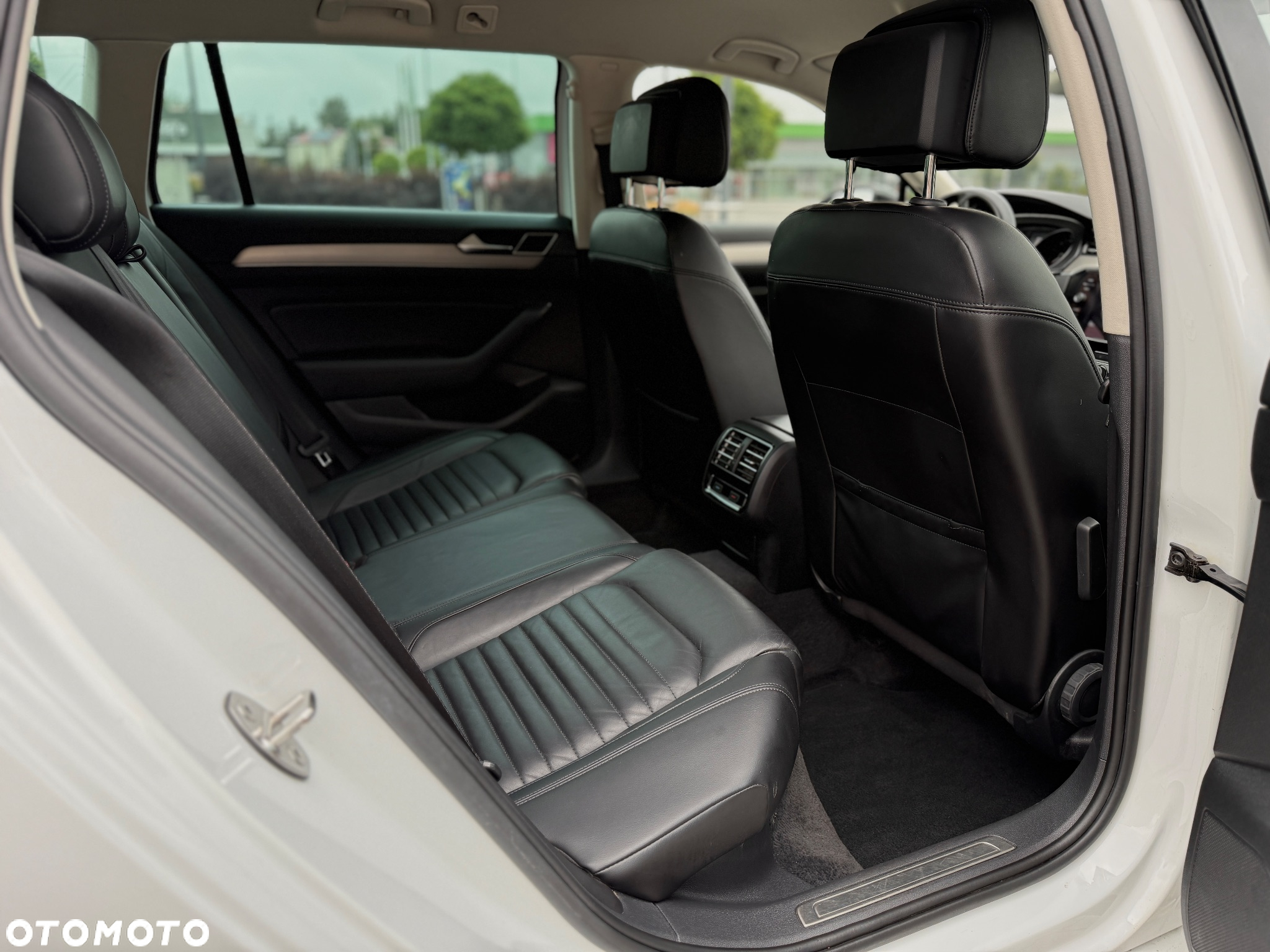 Volkswagen Passat Variant 2.0 TDI SCR DSG (BlueM Tech) Comfortline - 26