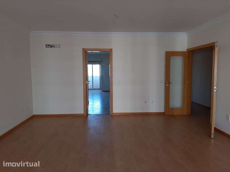 Apartamento T3 com estacionamento e arrumos | Lavradio - Grande imagem: 4/20