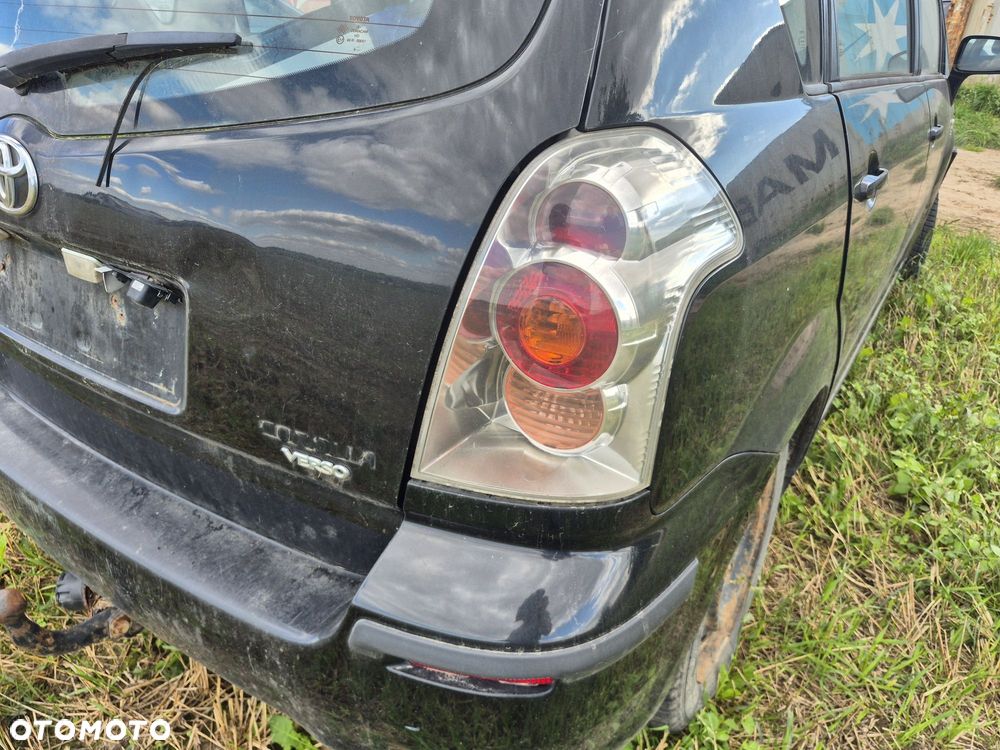 Lampa tył tylna toyota corolla verso II 04-09r - 2