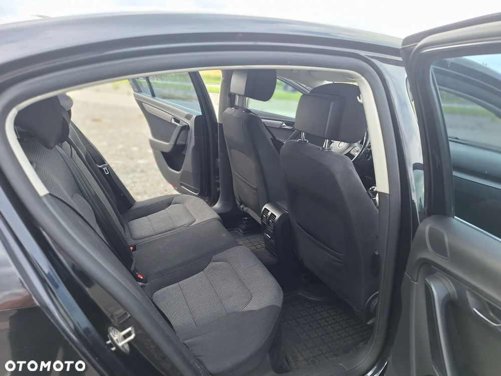 Volkswagen Passat 2.0 TDI Comfortline - 8