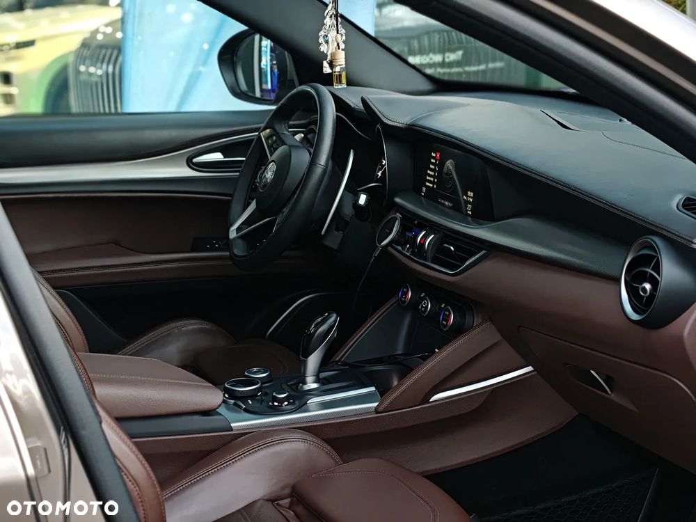 Alfa Romeo Stelvio - 16
