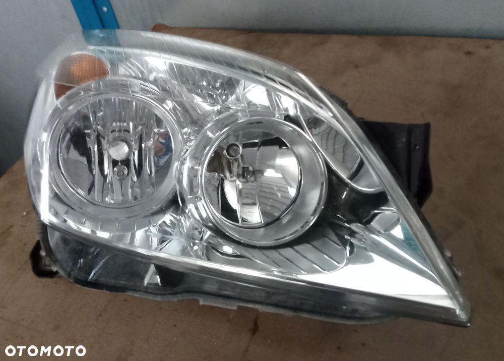 Lampa prawa przód Opel Astra H lift 08r. - 1