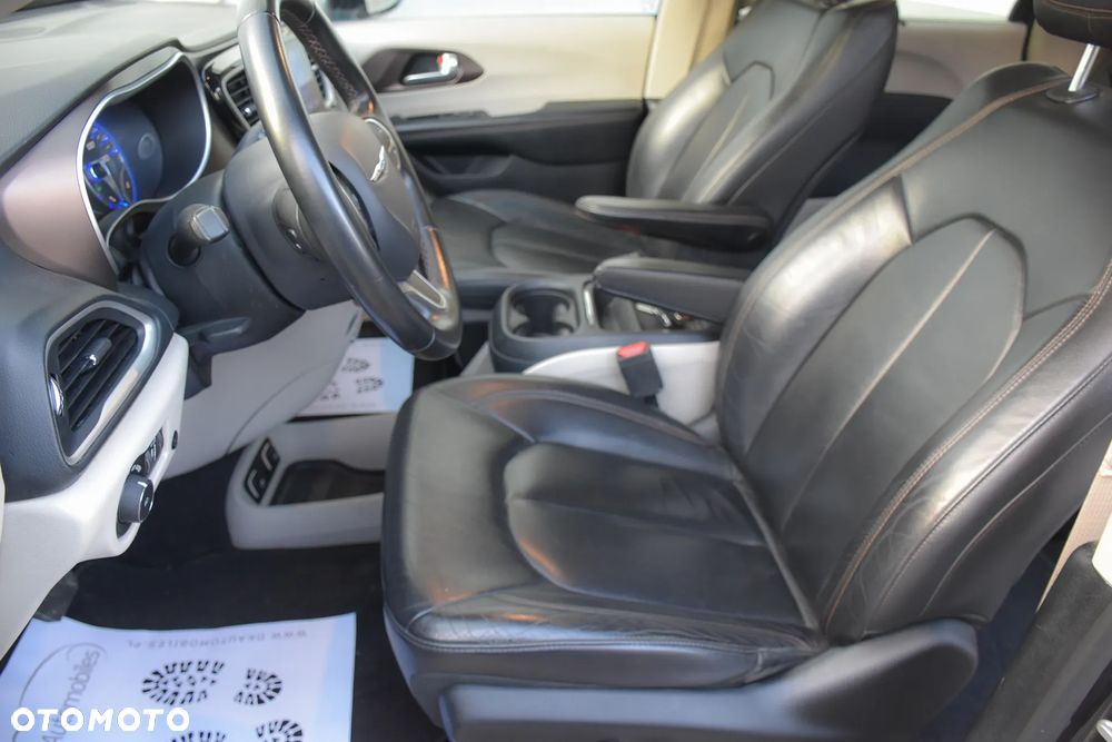 Chrysler Pacifica - 20