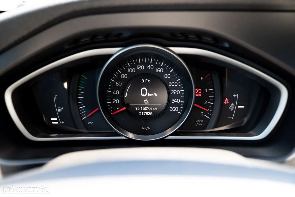 Volvo V40 Cross Country 2.0 D3 Momentum - 17