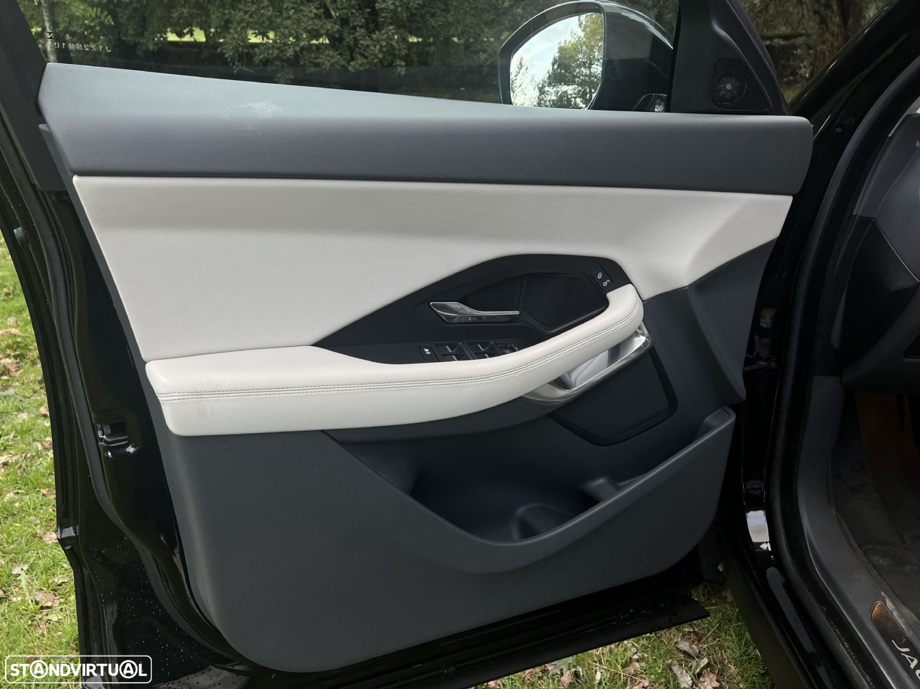 Jaguar E-Pace 2.0 i4D R-Dynamic S - 44
