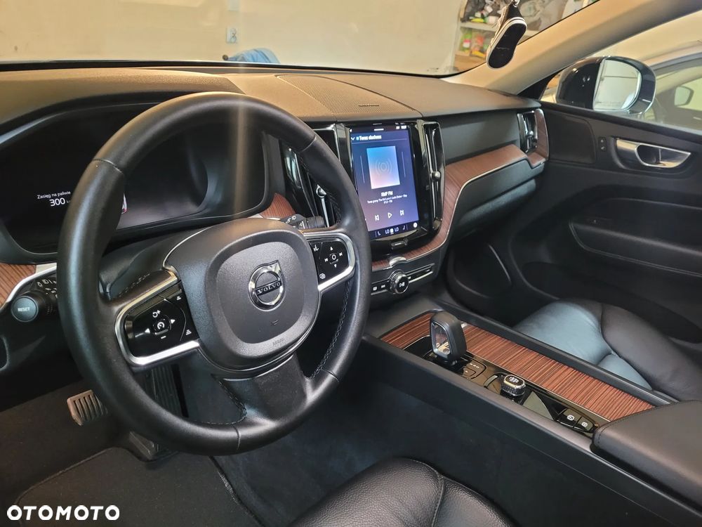 Volvo XC 60 B5 B AWD Plus Dark - 21