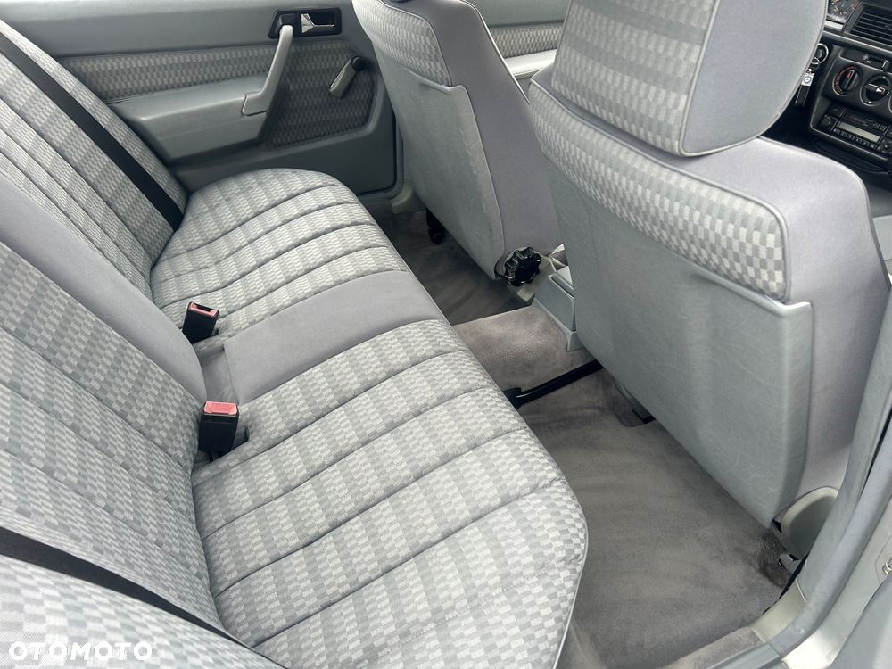 Mercedes-Benz W201 (190) - 11