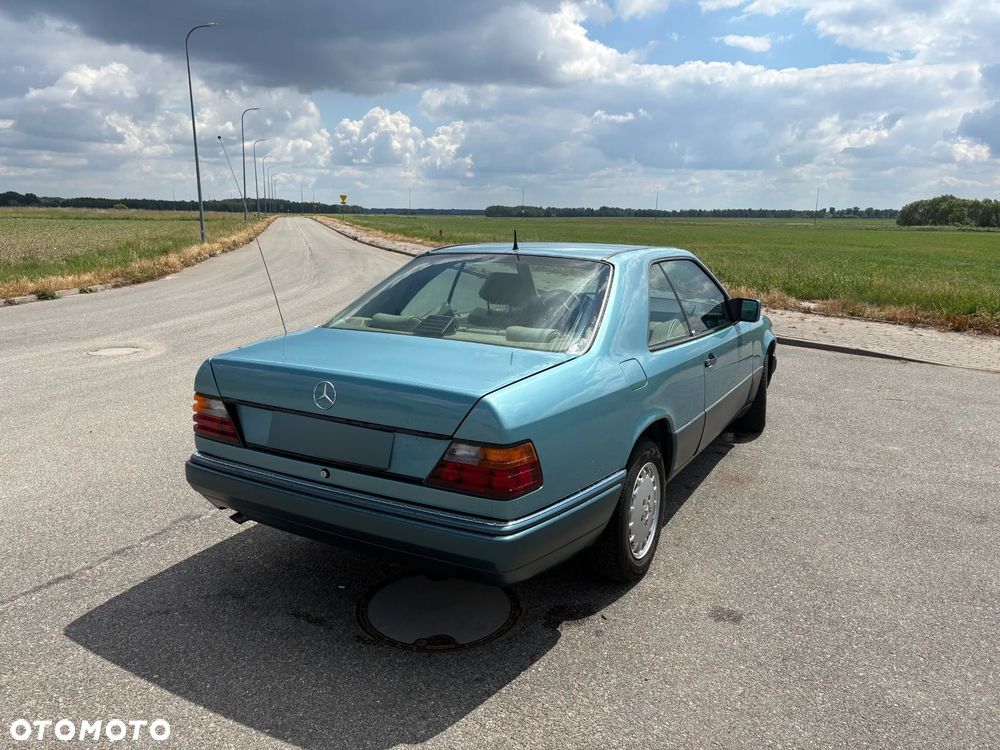 Mercedes-Benz W124 1993 photo 2