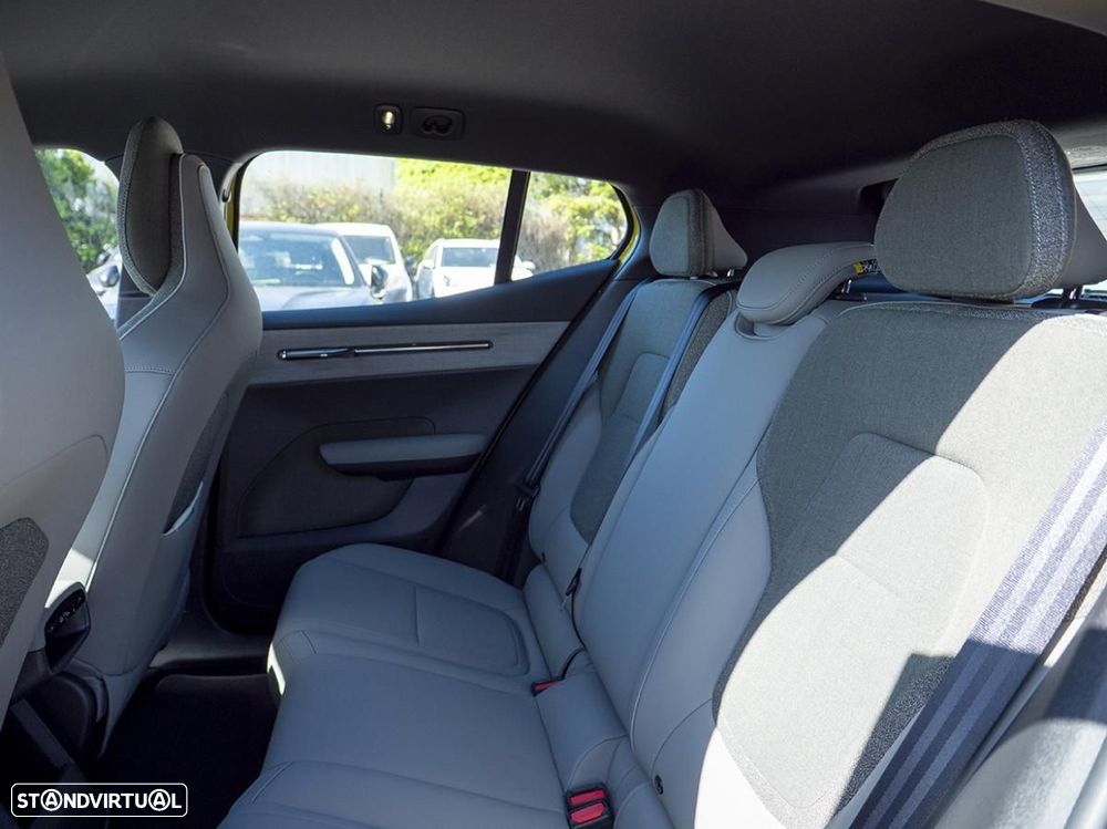 Volvo EX30 Single Motor Extended Range RWD Plus - 29