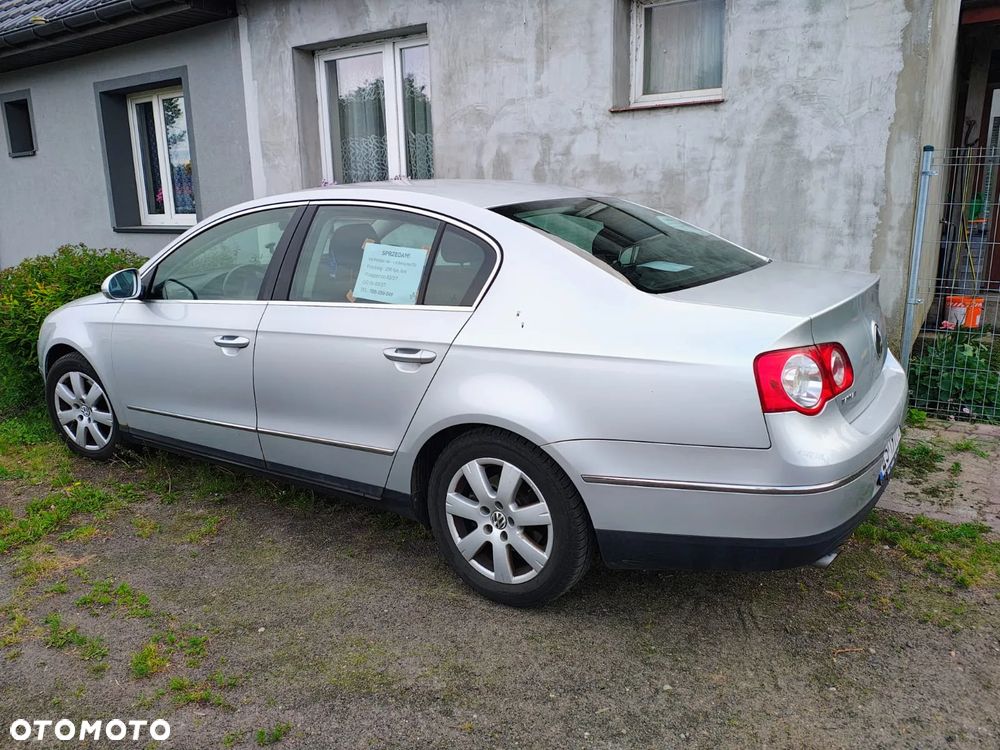 Volkswagen Passat 1.6 FSI Comfortline - 1