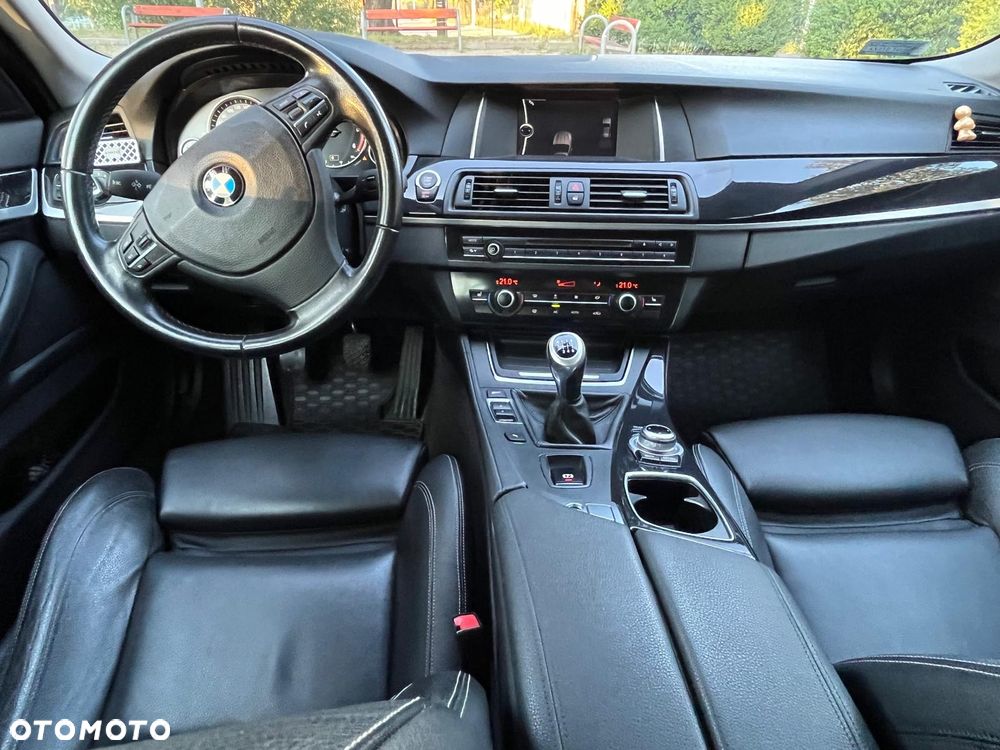 BMW Seria 5 525d Luxury Line - 12